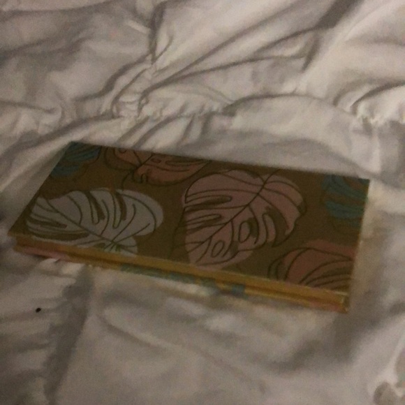 Violet Voss pretty in paradise face pallet . - Picture 3 of 3